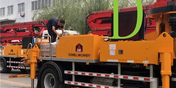 混凝土泵車(chē)在使用、維修時(shí)要注意哪些