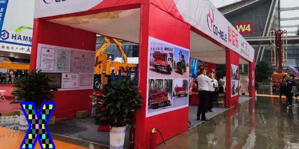 混凝土泵在下斜坡泵送時應當采取哪種措施防止骨料自流導致真空現象？