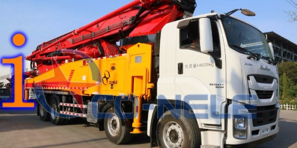 小型泵車(chē)管道滑動(dòng)或脫落時(shí)，就需要給你的愛(ài)車(chē)更滑新管了